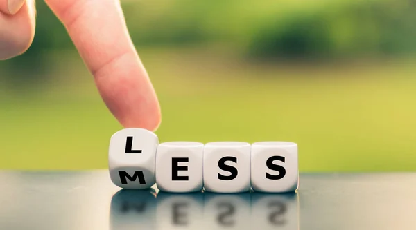 Motivación para tener menos lío. Los dados forman la expresión "menos mes — Foto de Stock