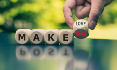 El küpü döndürür ve 