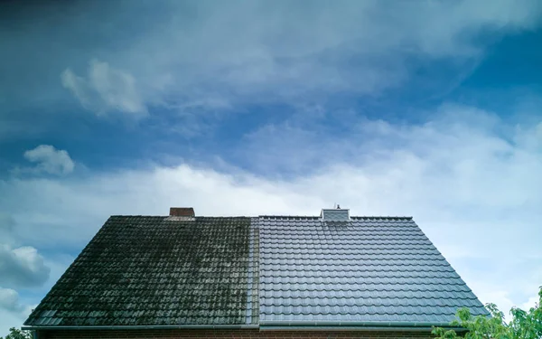 Un tetto di casa mezzo pulito mostra l'effetto prima e dopo di un — Foto Stock