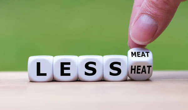 Símbolo para comer menos carne para salvar o planeta. Mão vira um dic — Fotografia de Stock