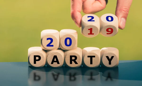 手はキューブになり、「 2019パーティー」という表現を「 202 」に変えます — ストック写真