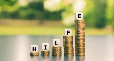 Corona krizi sırasında maddi yardımın sembolü. Zar, yüksek bozuk para yığınlarının artması üzerine Almanca 