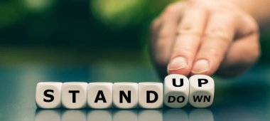 El zarları döndürür ve 