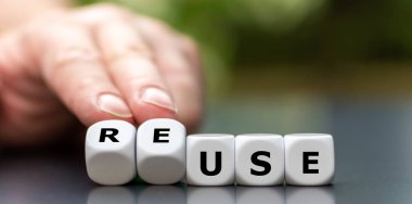 El zarları döndürür ve tekrar kullanılmak için kelimeyi değiştirir.