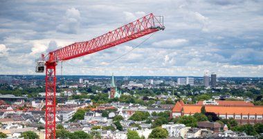 Almanya 'daki Hamburg Üniversitesi' ndeki bir inşaat alanındaki vinç manzarası..