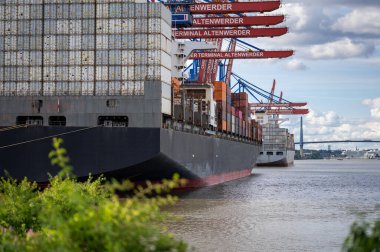 Almanya 'nın Hamburg limanında bir konteynır gemisi.