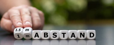 Korona krizi sırasında asgari mesafeyi 1,5 metre tutmak için sembol. Zar, Almanca 