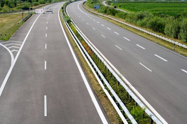 Stade ve Hamburg, Almanya arasında A26 otoyolunun yeni inşa edilmiş bölümü (Autobahn 26).