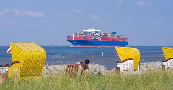 Strand Székek Előtt Egy Hatalmas Konténer Hajó Altenbruch Közel Cuxhaven — Stock Fotó