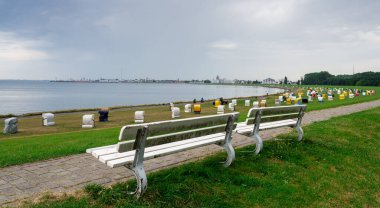 Almanya 'nın Cuxhaven plajındaki bir hendeğin üstünde park bankı..