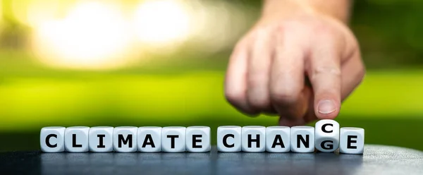 Mão Vira Dados Muda Expressão Mudança Climática Para Chance Climática — Fotografia de Stock