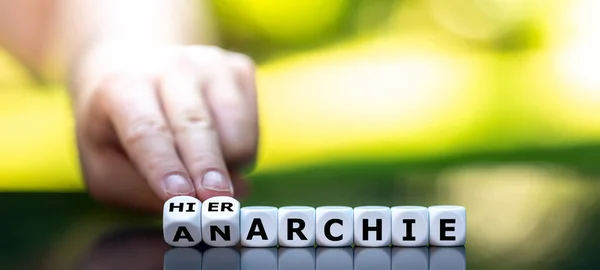 Hand Dreht Würfel Und Ändert Das Wort Anarchie Hierarchie — Stockfoto