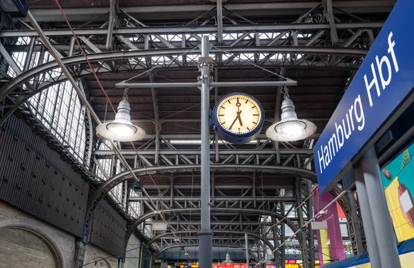Centralstationen Hamburg Tyskland Fokusera Skylt Med Texten Hamburg Hbf Hbf — Stockfoto