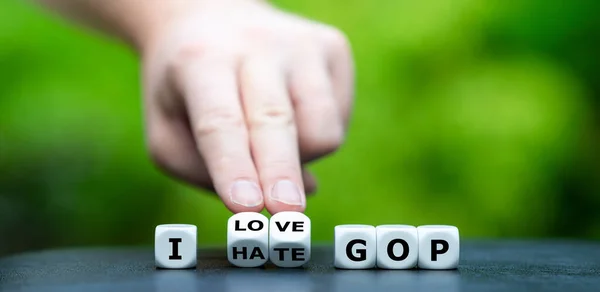 手がダイスを回して Hat Gop という表現を Love Gop に変える — ストック写真