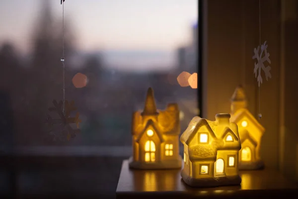 Karácsonyi Dekoráció Három Kerámia Lámpa Házak Meleg Fény Áll Ellen — Stock Fotó