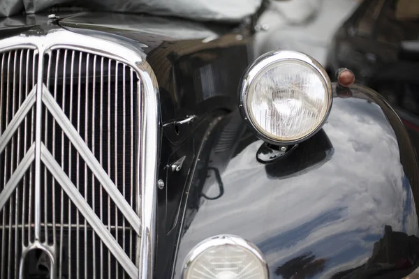 Close-up de faróis clássico carro vintage. Exposição — Fotografia de Stock