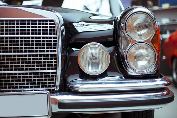 Close-up de faróis de luxuoso veículo vintage — Fotografia de Stock