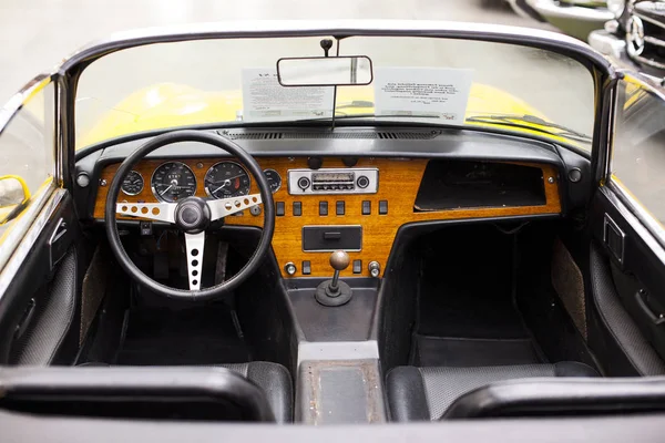 Interior del clásico vehículo retro coche antiguo — Foto de Stock