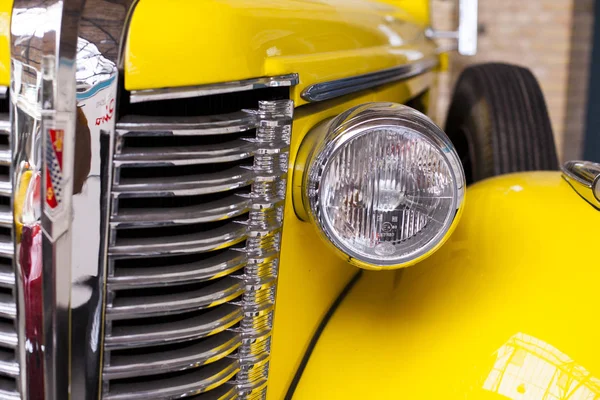 Close-up de faróis de luxuoso veículo vintage — Fotografia de Stock