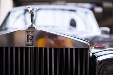Rolls-Royce logosunu görmeniz gerekir. Ön bölümü eski model araba Close-up