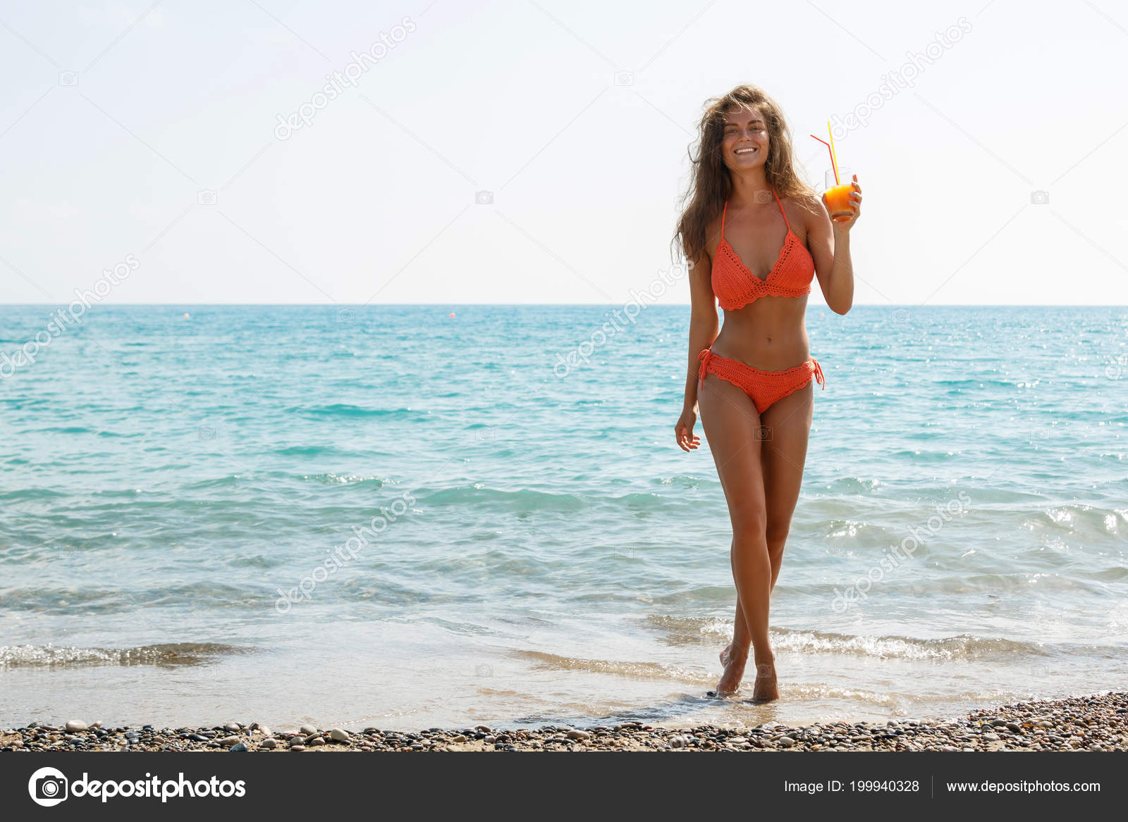 Belle Femme Sur Plage Avec Verre Cocktail Photographie