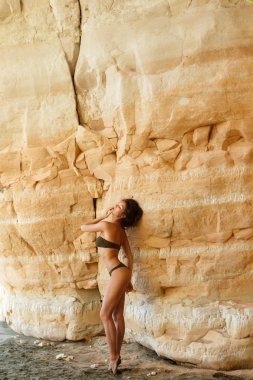 Seksi kadın Beyaz kayalıklar poz