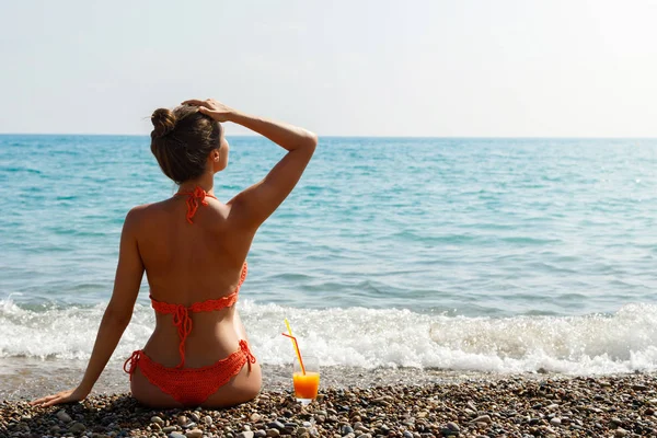 カクテルのグラスとビーチで美しい女性 — ストック写真