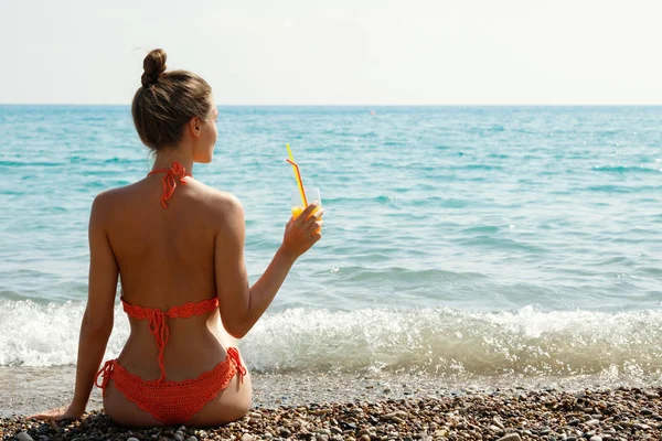 カクテルのグラスとビーチで美しい女性 — ストック写真