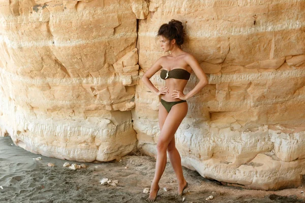 Bir Kum Uçurumlar Yanında Güzel Kadın — Stok fotoğraf