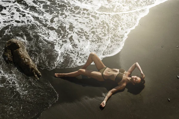 Seksi Kadın Güzel Vücudu Ile Sahilde Denizin Yanında Yatıyor — Stok fotoğraf