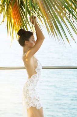 Deniz kenarında poz güzel beyaz elbiseli güzel genç kadın