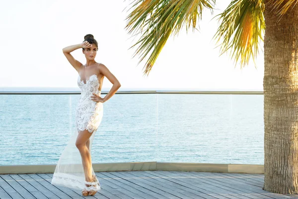 Hinreißende Junge Frau Schönem Weißen Kleid Posiert Meer — Stockfoto