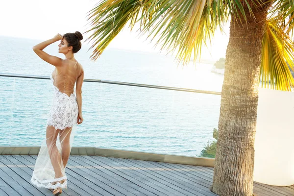 Deniz kenarında poz güzel beyaz elbiseli güzel genç kadın