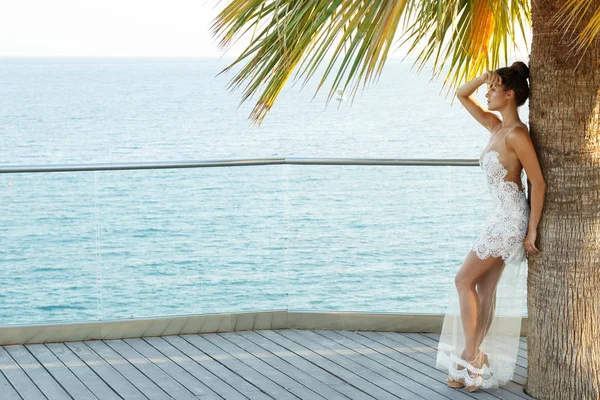 Hinreißende Junge Frau Schönem Weißen Kleid Posiert Meer — Stockfoto