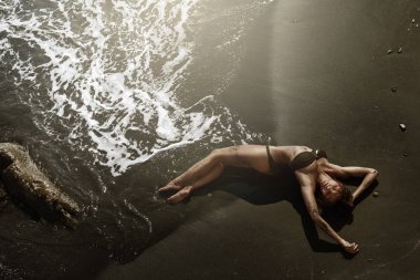 Güzel vücut plaj deniz yanında yatan seksi kadınla