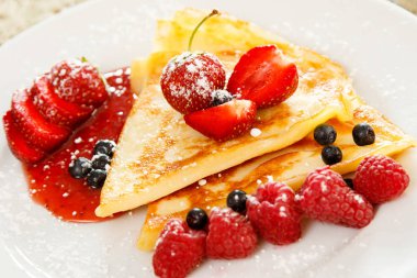 Çilek ve plaka üzerinde pudra şekeri ile Pancakes