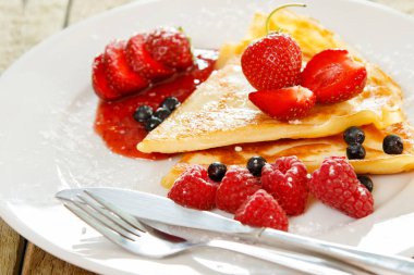 Çilek ve plaka üzerinde pudra şekeri ile Pancakes