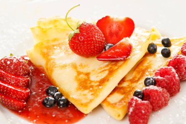 Krep çilek ve pudra şekeri ile yakın çekim