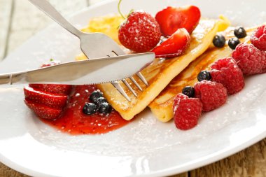 Çilek ve plaka üzerinde pudra şekeri ile Pancakes