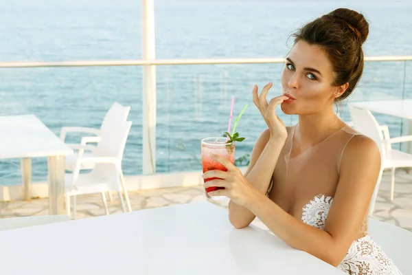 Donna Bel Vestito Whie Con Bicchiere Cocktail — Foto Stock