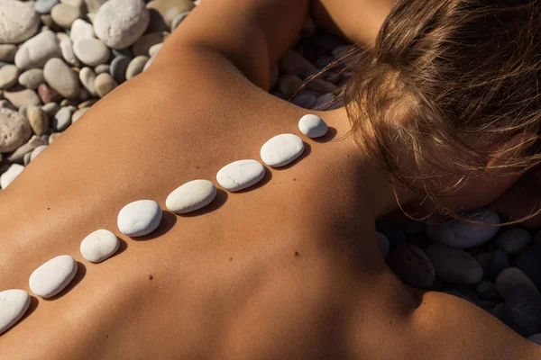 Junge Frau Liegt Mit Heißen Steinen Auf Dem Rücken — Stockfoto