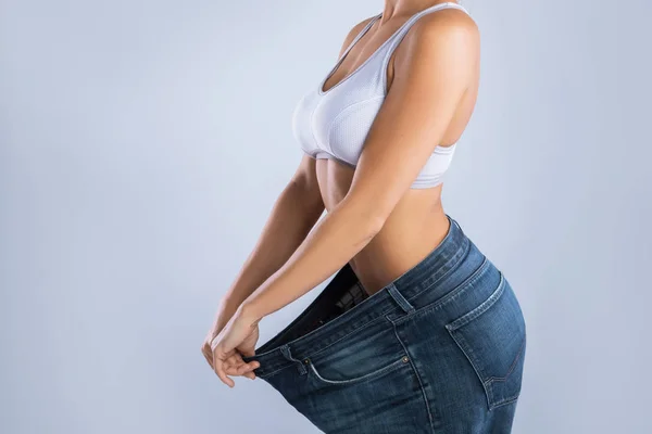 Mulher Após Perda Peso Tentando Seu Jeans Velho — Fotografia de Stock