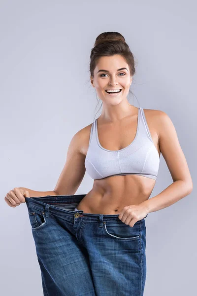 Mujer Feliz Después Pérdida Peso Probar Sus Vaqueros Viejos — Foto de Stock