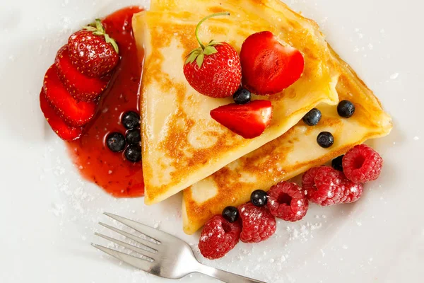 Çilek Plaka Üzerinde Pudra Şekeri Ile Pancakes — Stok fotoğraf