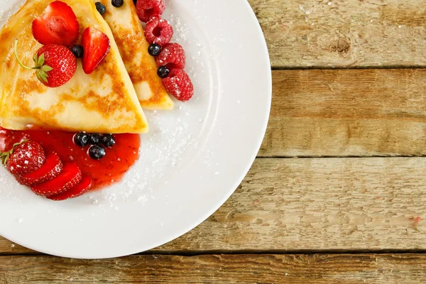 Taze Meyveleri Ahşap Masa Üzerine Pudra Şekeri Ile Pancakes — Stok fotoğraf