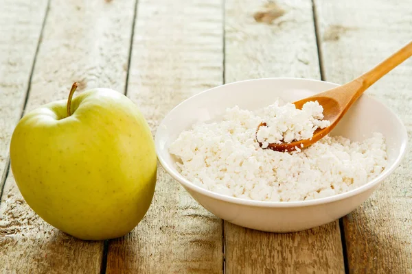 Quark Und Apfel Auf Holztisch — Stockfoto