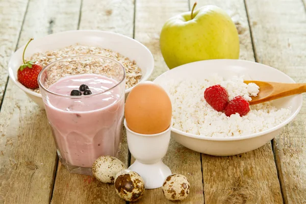 健康的な朝食 Cconcept 木製のテーブルに別の食べ物 — ストック写真