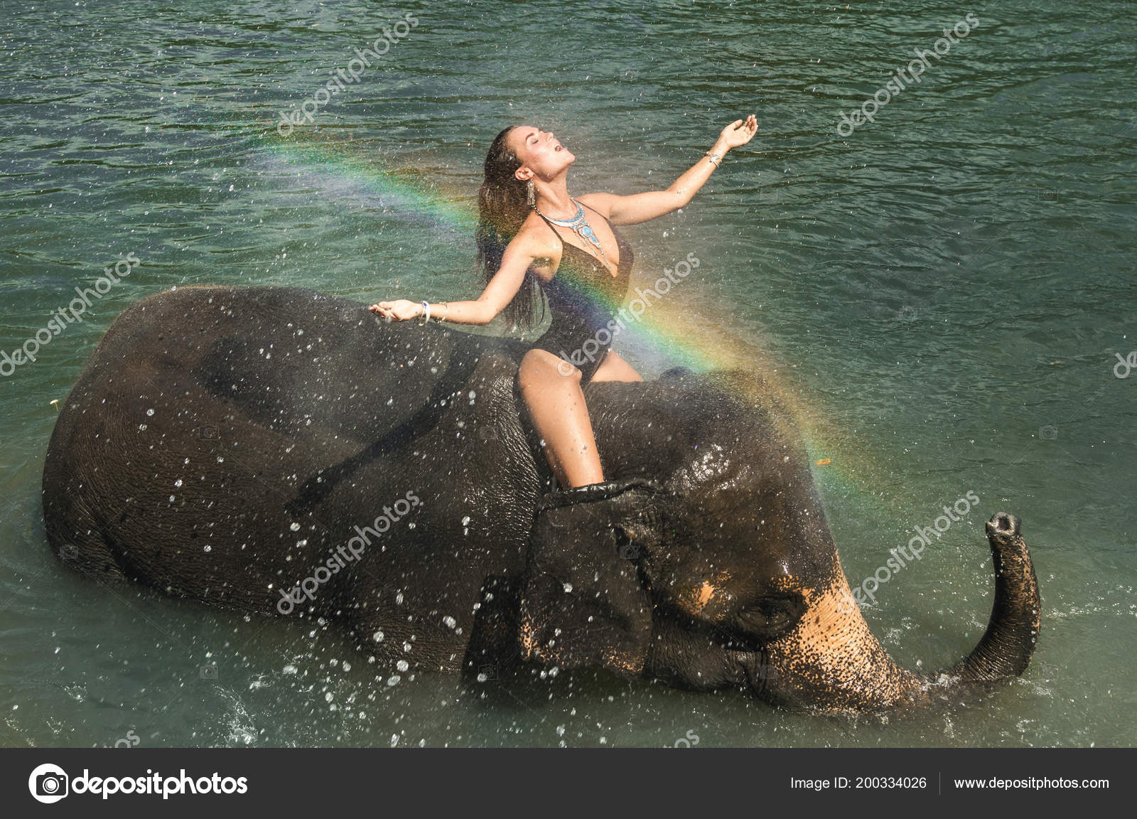 Med Elefant Floden — © AY_PHOTO #200334026