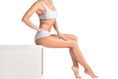 Güzel kadın bacaklar beyaz arka plan üzerinde mükemmel deri ile