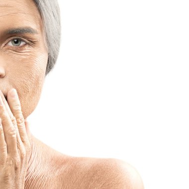 Beyaz arka plan üzerinde yaşlı kadın yüzü